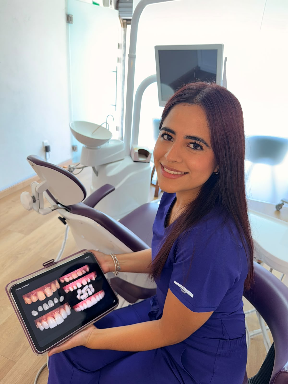 Dra. Laura Ortiz González, dentista en Toluca, en su consultorio Den Teeth